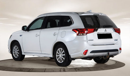 Mitsubishi Outlander 2.0 PHEV 202cv Instyle+ Automático 2018 | SUV Híbrido Plug-in | Câmara 360º | Estofos em Pele | GPS | 79 749 km | 4 800€