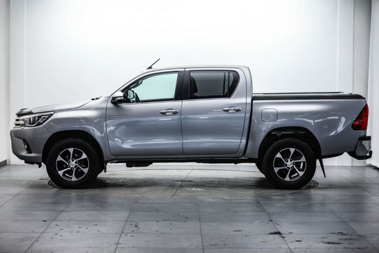 Toyota Hilux D-4D Cabine Dupla 4WD SR+ 150cv Automática 2018 | Pick-up Indestrutível | Dupla Cabine 5 Lugares | Câmara de Marcha Atrás | Ecrã Tátil | Climatização Auto | Estribos | Jantes Liga Leve | 122 000 km | 7 800€